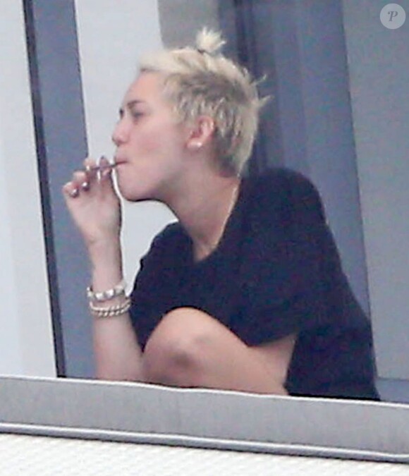 Miley Cyrus avec des amis sur le balcon de son hôtel à Miami le 6 avril 2013.