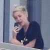 Miley Cyrus avec des amis sur le balcon de son hôtel à Miami le 6 avril 2013.
