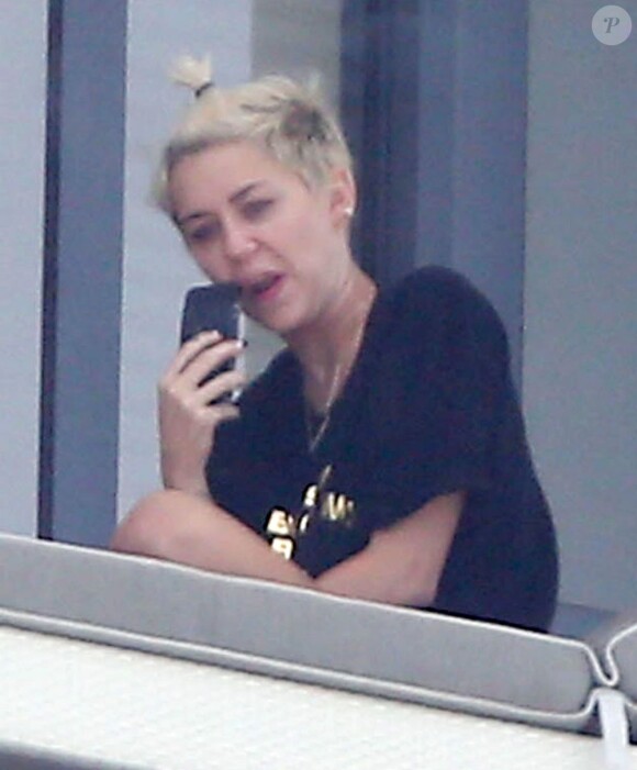 Miley Cyrus avec des amis sur le balcon de son hôtel à Miami le 6 avril 2013.