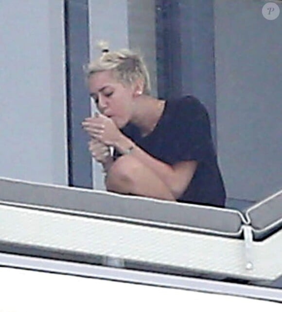 Miley Cyrus sur le balcon de son hôtel à Miami le 6 avril 2013.