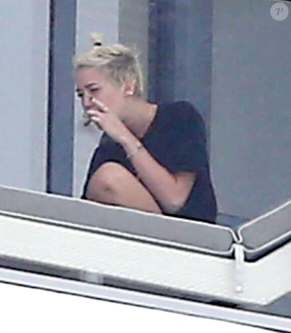 Miley Cyrus avec des amis sur le balcon de son hôtel à Miami le 6 avril 2013.