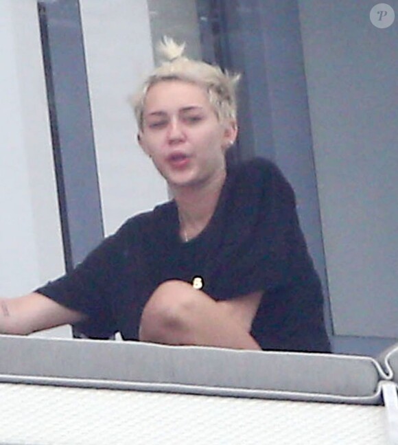 Miley Cyrus avec des amis sur le balcon de son hôtel à Miami le 6 avril 2013.