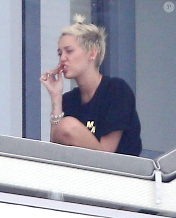 Miley Cyrus avec des amis sur le balcon de son hôtel à Miami le 6 avril 2013.