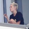 Miley Cyrus en train de fumer avec des amis sur le balcon de son hôtel à Miami le 6 avril 2013.