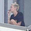 Miley Cyrus avec des amis sur le balcon de son hôtel à Miami le 6 avril 2013.