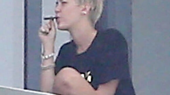 Miley Cyrus : Sans Liam et sans bague, mais avec une cigarette suspecte !
