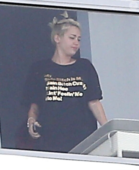 Miley Cyrus avec des amis sur le balcon de son hôtel à Miami le 6 avril 2013.