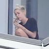 Miley Cyrus avec des amis sur le balcon de son hôtel à Miami le 6 avril 2013.
