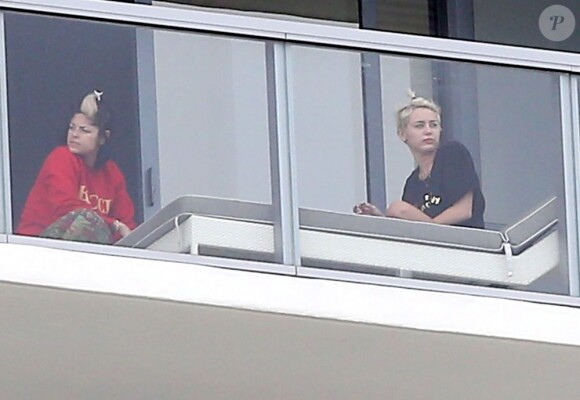 Miley Cyrus avec des amis sur le balcon de son hôtel à Miami le 6 avril 2013.