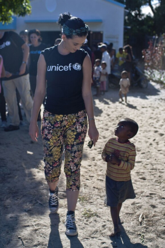 Katy Perry à Madagascar, où la chanteuse a fait un voyage de trois jours du 4 au 6 avil 2013, pour le compte de l'UNICEF.