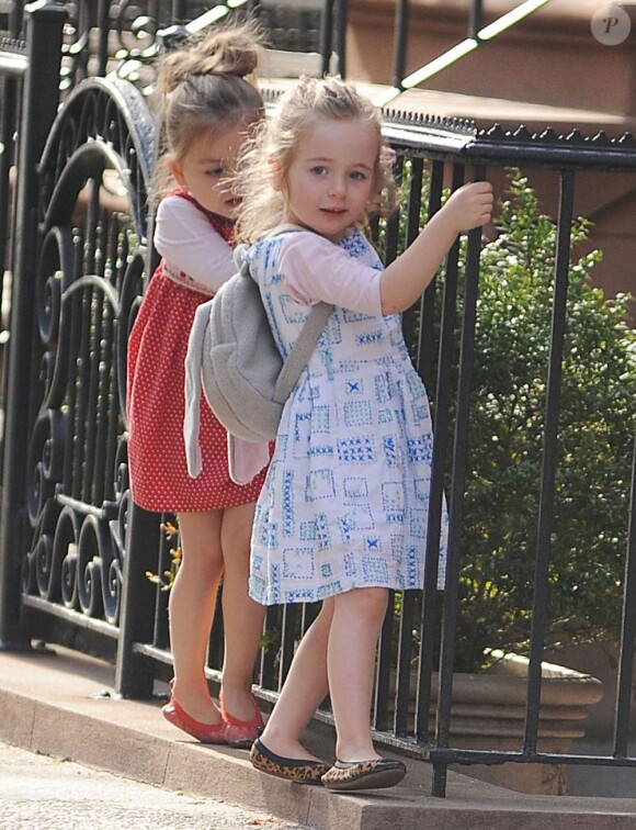 Les jumelles Tabitha et Marion Broderick, les filles de Sarah Jessica Parker, avec leur nounou dans les rues de New York, le 8 avril 2013.