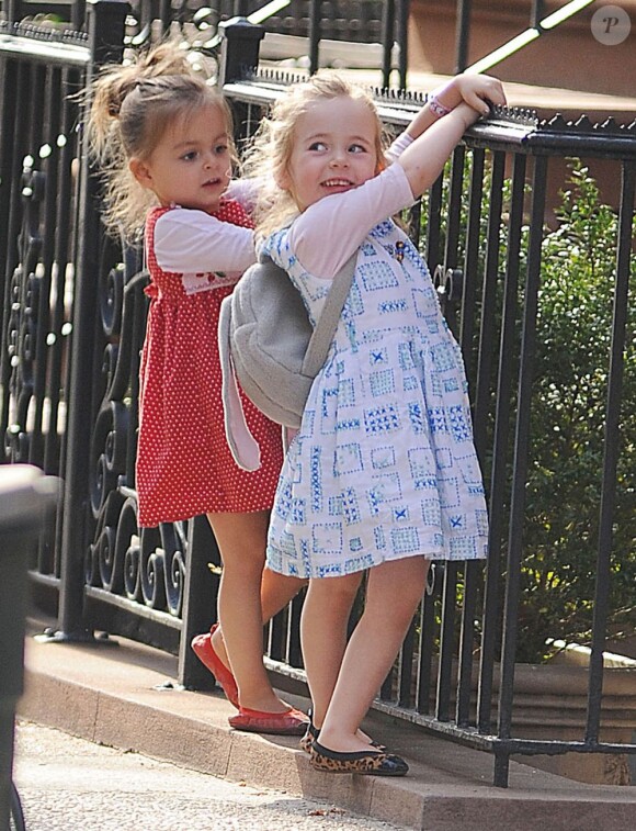 Les jumelles Tabitha et Marion Broderick dans les rues de New York, le 8 avril 2013.