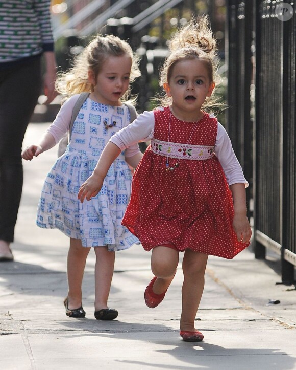 Les jumelles Tabitha et Marion Broderick, surexcitées avec leur nounou dans les rues de New York, le 8 avril 2013.