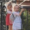 Les jumelles Tabitha et Marion Broderick, les filles de Sarah Jessica Parker, avec leur nounou dans les rues de New York, le 8 avril 2013.