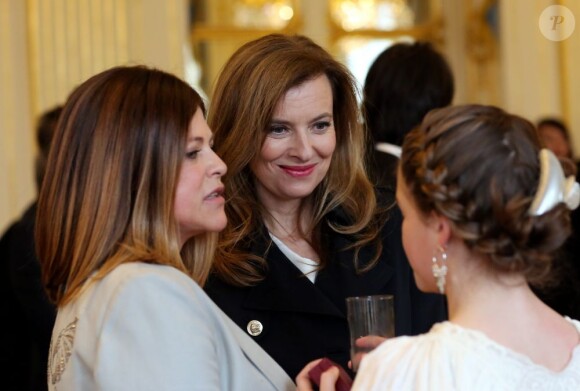 Charlotte Valandrey a été faite Chevalier De L'Ordre Des Arts Et Des Lettres par la ministre de la culture, Aurélie Filippetti, en présence de sa fille Tara et de Valérie Trierweiler, à Paris, le 10 avril 2013