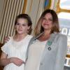 Charlotte Valandrey récompensée : elle a été faite Chevalier De L'Ordre Des Arts Et Des Lettres par la ministre de la culture, Aurélie Filippetti, en présence de sa fille Tara et de Valérie Trierweiler, à Paris, le 10 avril 2013