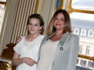Charlotte Valandrey décorée sous le regard fier de sa fille, la jolie Tara