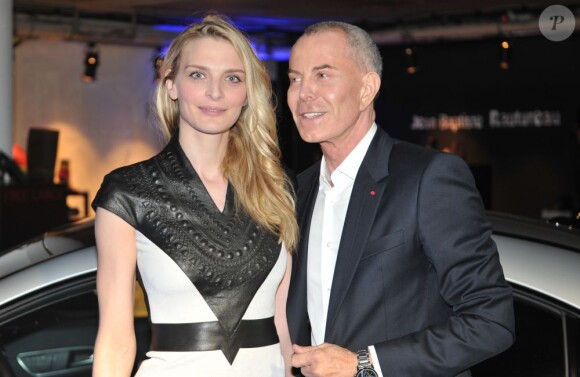 Sarah Marshall et Jean Claude Jitrois lors de la soirée organisée par Mercedes-Benz dans son pop-up store à Paris pour le lancement de la nouvelle Classe A, le 11 avril 2013.