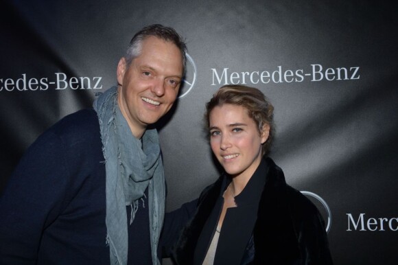 Marc Langenbrinck (directeur general de Mercedes-Benz France) et Vahina Giocante à Paris, le 11 avril 2013.
