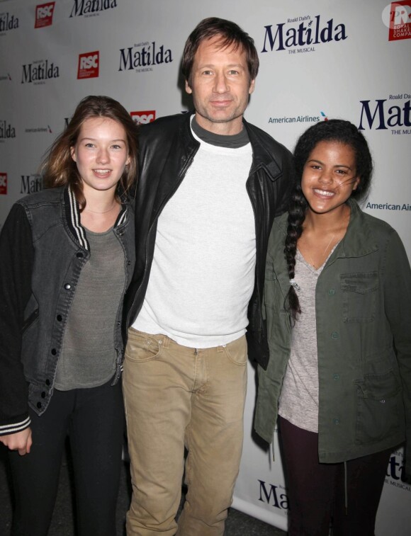 David Duchovny, sa fille Madelaine et une amie à la première de Matilda The Musical au Shubert Theatre à New York, le 11 avril 2013.