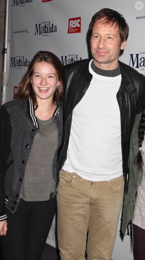 L'acteur David Duchovny, sa fille Madelaine Duchovny et une amie à la première de Matilda The Musical au Shubert Theatre à New York, le 11 avril 2013.