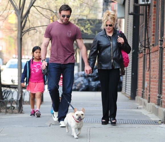 Hugh Jackman se promène avec sa femme Deborra-Lee Furness et leur fille Ava à New York le 10 avril 2013.