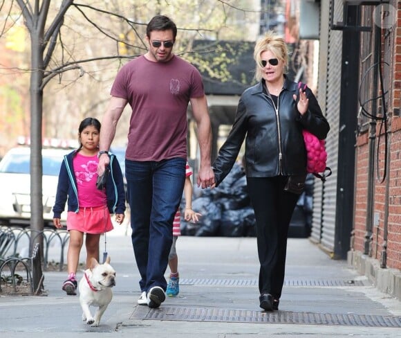 Hugh Jackman se promène avec son épouse Deborra-Lee Furness et leur fille Ava à New York le 10 avril 2013.