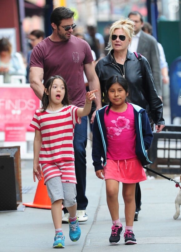 Hugh Jackman se promène avec sa femme Deborra-Lee Furness et leur fille Ava (accompagnée d'une amie) à New York le 10 avril 2013.