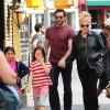 Hugh Jackman se promène avec sa femme Deborra-Lee Furness et leur fille Ava à New York le 10 avril 2013.