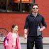 Hugh Jackman et sa fille, en promenade dans les rues de New York le 11 avril, jour du 17e anniversaire de mariage de l'acteur avec sa femme Deborra-Lee Furness. 