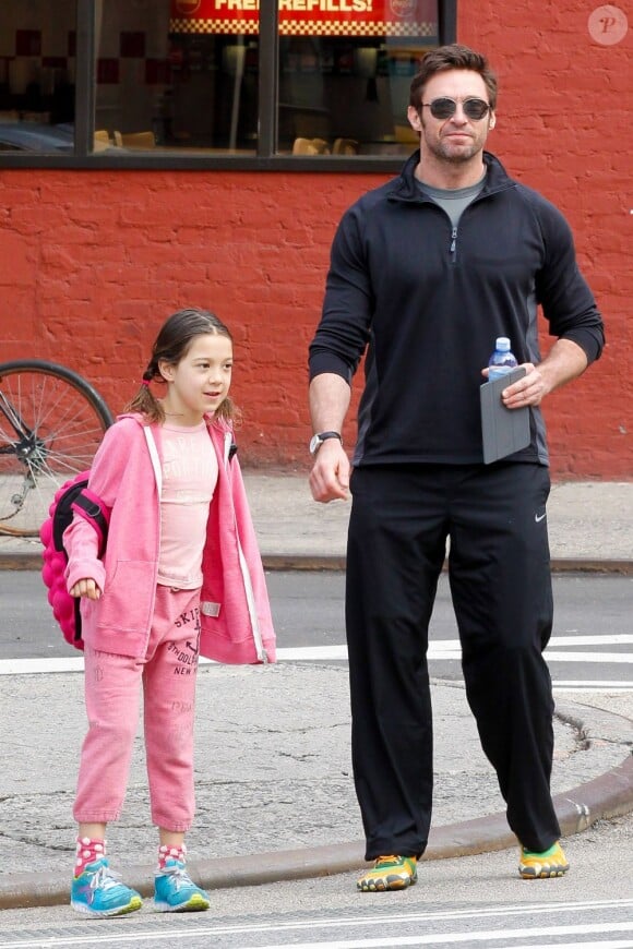 Hugh Jackman et sa fille, en promenade dans les rues de New York le 11 avril, jour du 17e anniversaire de mariage de l'acteur avec sa femme Deborra-Lee Furness. 
