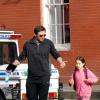 Hugh Jackman et sa fille, en promenade dans les rues de New York le 11 avril, jour du 17e anniversaire de mariage de l'acteur avec sa femme Deborra-Lee Furness.