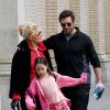 L'acteur Hugh Jackman et sa fille, en promenade dans les rues de New York le 11 avril, jour du 17e anniversaire de mariage de l'acteur avec sa femme Deborra-Lee Furness.