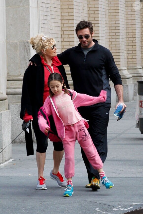 L'acteur Hugh Jackman et sa fille, en promenade dans les rues de New York le 11 avril, jour du 17e anniversaire de mariage de l'acteur avec sa femme Deborra-Lee Furness.
