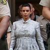 La belle Kim Kardashian, enceinte, protégée par de nombreux policiers, à la sortie du tribunal Stanley Mosk de Los Angeles dans le cadre de la procédure de divorce avec Kris Humphries, le 12 avril 2013