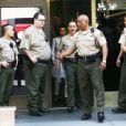  Kim Kardashian, enceinte, protégée par de nombreux policiers, à la sortie du tribunal Stanley Mosk de Los Angeles dans le cadre de la procédure de divorce avec Kris Humphries, le 12 avril 2013 