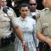 Kim Kardashian, enceinte, protégée par de nombreux policiers, à la sortie du tribunal Stanley Mosk de Los Angeles dans le cadre de la procédure de divorce avec Kris Humphries, le 12 avril 2013