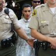  Kim Kardashian, enceinte, protégée par de nombreux policiers, à la sortie du tribunal Stanley Mosk de Los Angeles dans le cadre de la procédure de divorce avec Kris Humphries, le 12 avril 2013 