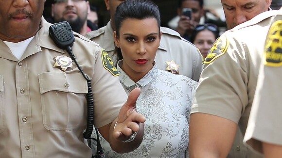 Kim Kardashian, enceinte : Escortée par des policiers et très énervée par son ex