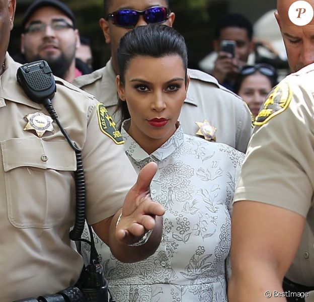 Kim Kardashian, enceinte et visiblement très énervée à la sortie du tribunal Stanley Mosk de Los Angeles dans le cadre de la procédure de divorce avec Kris Humphries, le 12 avril 2013
