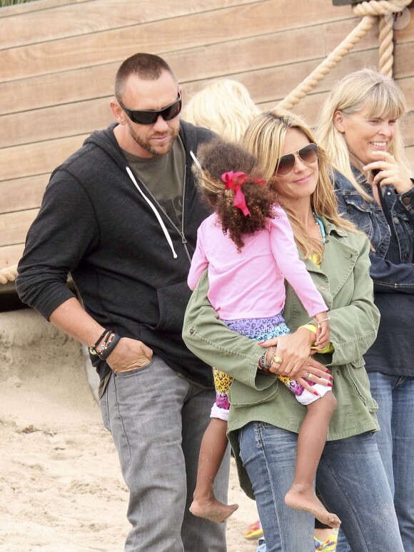 Heidi Klum en famille assiste à ne partie de foot improvisée sur une plage de Malibu. Le 13 avril 2013.