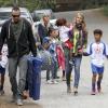 Heidi Klum, entourée de son amoureux Martin Kirsten, regarde ses enfants Leni, Henry, Johan et Lou jouer au football à Brentwood avant de se rendre à la plage en famille à Malibu, le 13 avril 2013.