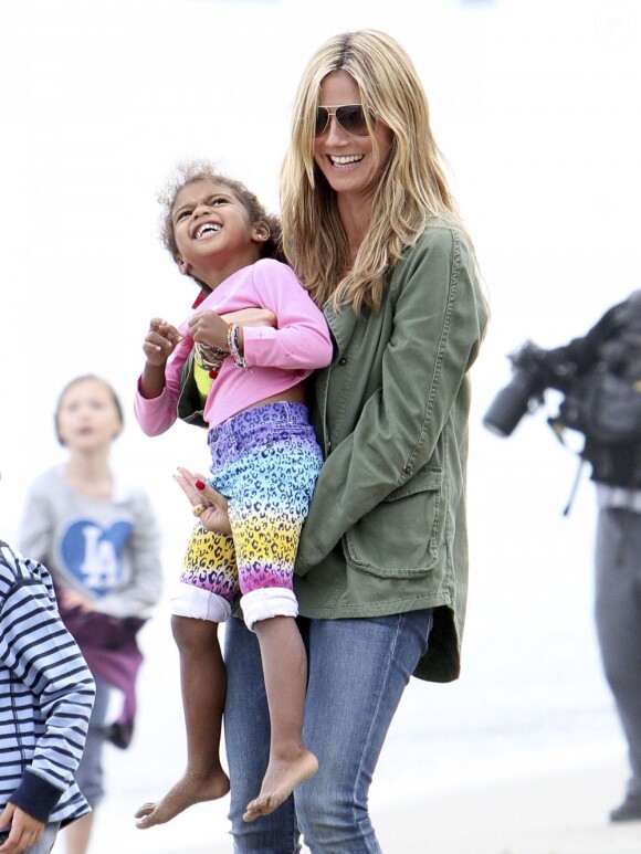 La belle Heidi Klum admire ses enfants Leni, Henry, Johan et Lou jouer au football à Brentwood avant de se rendre à la plage en famille à Malibu, le 13 avril 2013.