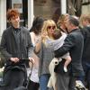 Sienna Miller dans un look improbable se balade avec son père Edwin, sa fille Marlowe et sa belle-famille à New York le 13 avril 2013