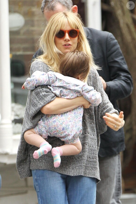 Belle journée pour Sienna Miller qui se balade avec son père Edwin, sa fille Marlowe et sa belle-famille à New York le 13 avril 2013.