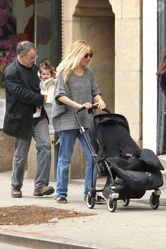 Sortie en famille pour Sienna Miller, son père Ed et sa fille de 9 mois Marlowe à New York le 13 avril 2013
