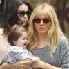 Sienna Miller se balade avec son adorable fille Marlowe dans les rues de New York le 13 avril 2013