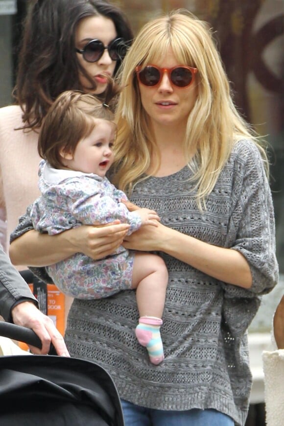 Sienna Miller se balade avec son adorable fille Marlowe dans les rues de New York le 13 avril 2013