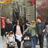Sienna Miller se balade avec son père Edwin, sa fille Marlowe  et sa belle-famille à New York le 13 avril 2013