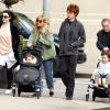 Sienna Miller se balade avec son père Edwin, sa fille Marlowe  et sa belle-famille à New York le 13 avril 2013